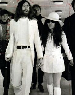 John and Yoko dressed in White John Lennon Yoko Ono Costume, Yoko And John Lennon, John Lennon Fashion, John Lennon Yoko Ono Photoshoot, Lennon And Yoko, Tommy Nutter, Yoko Ono And John Lenon, 70s Couple, Love John Lennon