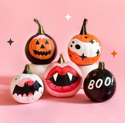 Easy Pumpkin Painting Ideas, Easy Pumpkin Painting, Cute Painted Pumpkin Ideas, Pumpkin Painting Party, Vampire Pumpkin, Halloween Pumpkin Crafts, Creative Pumpkin Painting, Creative Pumpkin Decorating, Pumpkin Drawing