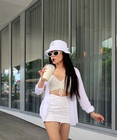 White Miniskirt, White Bucket Hat, Style Bucket Hat, Bucket Hat White, White Sunglasses, White Polo Shirt, All White Outfit, Outfit White, Polo Shirt White