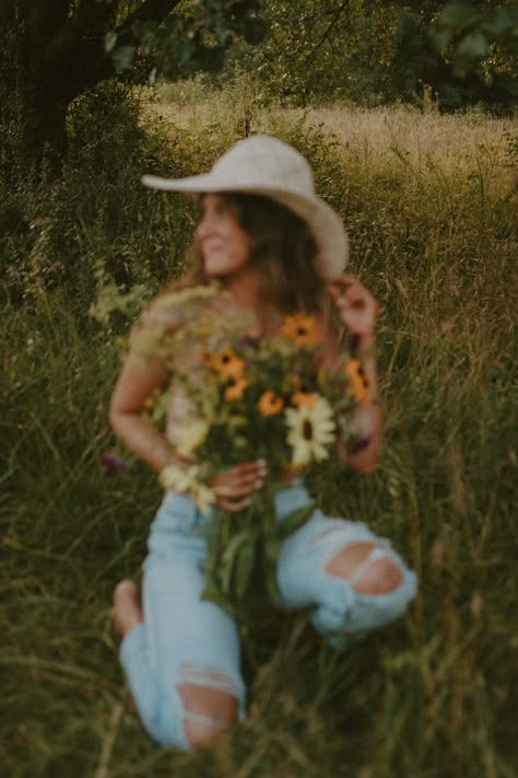 Western Flower Photoshoot, Fall Western Photoshoot, 20th Anniversary Photo Shoot, Floral Photoshoot Ideas, Meadow Photoshoot, Flower Top Photoshoot, Starting Photography Business, Floral Photo Shoots, March Photoshoot