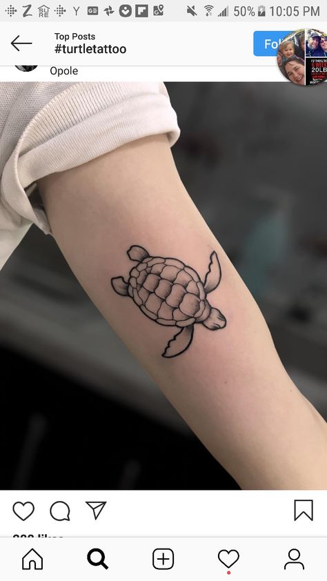 Turtle Tattoo Arm, Sea Turtle Tattoo For Men, Turtle Family Tattoo, Cute Turtle Tattoo, Small Turtle Tattoo, Tortoise Tattoo, Turtle Tattoos, Tatuagem Masculina Pequena, Sea Turtle Tattoo