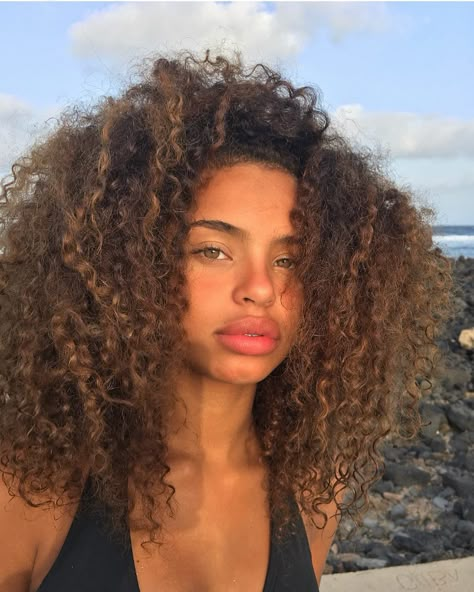 149.9k Likes, 2,649 Comments - Paola Locatelli (@paolalct) on Instagram: “First day ” Flips Hair, Reference Pics, Pelo Afro, Female Reference, Hair Guide, Ombré Hair, Juicy Lips, Natural Hairstyles, Long Curly Hair