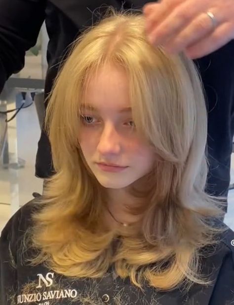 Mid Hair Layered Styles, Haircut Ideas Layers Short, Wolfcut To Show Hairdresser, Medium Long Haircut Women, Layers On Thick Medium Hair, 2023 Hair With Bangs, 90s Haircuts Layers Short, Black Women Layered Hair Medium, 80s Haircut Women Straight Hair