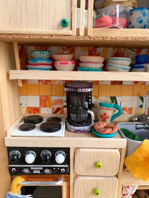 Kitchen Diorama, Polymer Clay Wood, Kitchen Miniature, Diy Doll Miniatures, Mini Doll House, Doll House Crafts, Pinterest Diy Crafts, Balsa Wood, Miniature Rooms