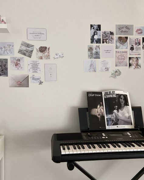 coquette room
room inspo Korean Wallpers Aesthetic, Piano In Bedroom, Lana Del Rey Piano, Deco Wall, Room Deco, Room Desk, Pretty Bedroom, Pretty Room, Room Makeover Inspiration