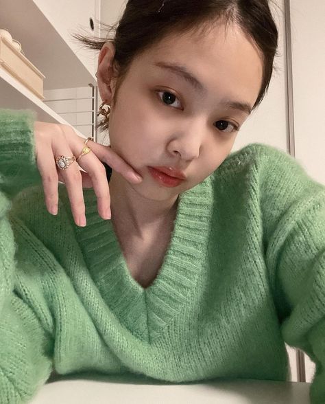 ᴄʏᴀɴ♕ on Twitter: "JENNIE POSTED SHE LOOKS SO PRETTY IN GREEN 💚 @BLACKPINK… " Jenny Kim, Fotografi Vintage, Blackpink Members, Lisa Rosé, Jennie Kim Blackpink, Jairzinho, Foto Ideas Instagram, Kpop Aesthetic, Green Aesthetic