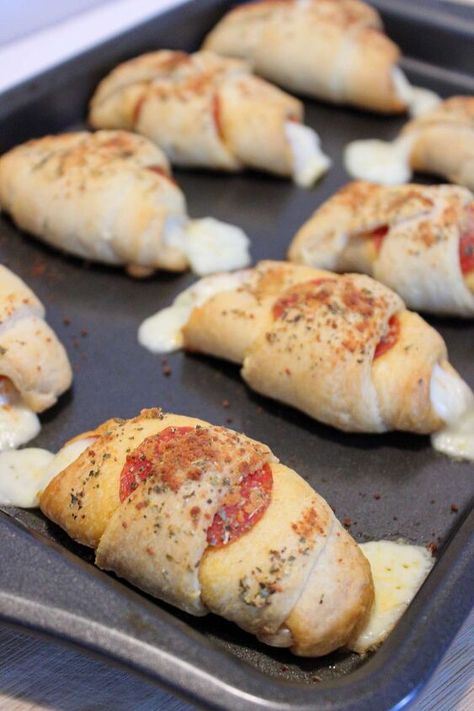 Wrap up an easy appetizer or meal in minutes with these perfect pepperoni pizza crescent rolls wraps. Here is how to make them! Got a tube of crescent rolls? You Pillsbury Pepperoni Rolls, Pepperoni Pizza Crescent Rolls, Crescent Roll Cinnamon Rolls, Crescent Roll Cinnamon, Pizza Crescent Rolls, Pizza Crescent, Crescent Roll Pizza, Pizza Roll Up, Pizza Wraps