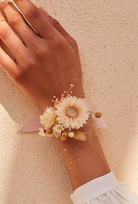 Wedding Flower Guide, Bridesmaid Corsage, Wrist Flowers, Corsage And Boutonniere, Corsage Prom, Flower Guide, Prom Flowers, Schmuck Diy, Flower Corsage