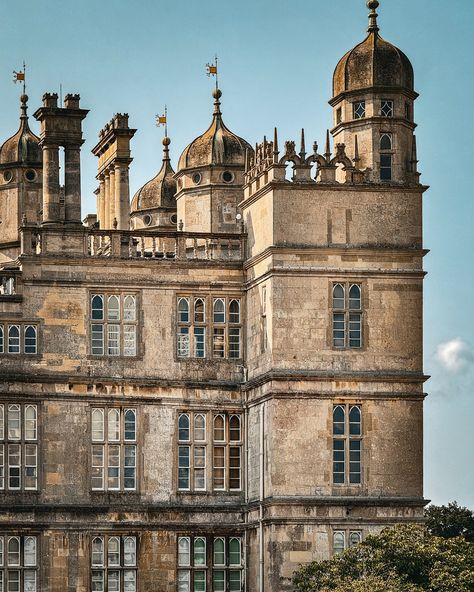 Morning walks at the beautiful @burghleyhouse . Burghley House is a grand 16th-century English country estate in Lincolnshire, built by William Cecil, Lord High Treasurer to Queen Elizabeth I. Renowned for its Elizabethan architecture, the house features lavish interiors, extensive art collections, and beautiful gardens. It’s a prime example of Tudor opulence and heritage. - #burghleyhouse #historicarchitecture #stamford #statelyhome #classicalarchitecture Elizabethan Architecture, 16th Century Architecture, English Country Estate, Tudor Architecture, English Architecture, Morning Walks, House Features, Elizabeth I, Virginia Woolf