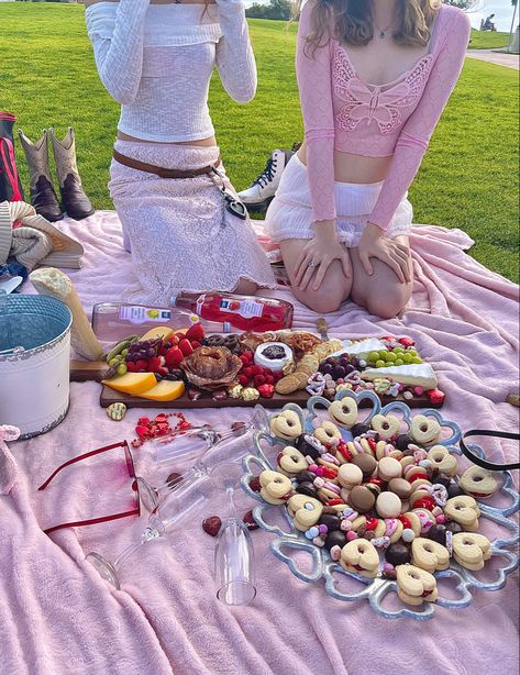 Pink hearts butterfly outfit inspo charcuterie board y2k Butterfly Outfit, Pink Picnic, Valentines Surprise, Cheese Appetizers, Y2k Pink, Picnic Foods, Picnic Party, Pink Hearts, Charcuterie Board