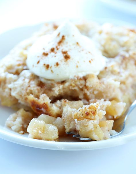 Quick and Easy Gluten Free Apple "Dump" Cake Gluten Free Apple Recipes, Gluten Free Apple Cake, Gluten Free On A Shoestring, Apple Dump Cake, Easy Apple Cake, Gluten Free Apple, Pan Sin Gluten, Apple Dump Cakes, Gluten Free Sweet