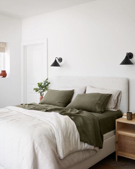 How To Style Your Bed Like The Ones You See On Instagram | The Gem Picker Mcm Minimalist Bedroom, Linen Bedding Styling, Denmark House, Accent Furniture Living Room, Interior Design Minimalist, Dekorasi Kamar Tidur, Design Blogs, Decor Minimalist, Design Minimalista