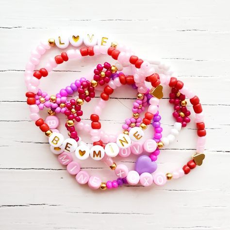 Valentine Friendship Bracelet, Valentines Bracelet Ideas, Valentine Gifts Cricut, Valentine Gifts Aesthetic, Crochet Valentine Gifts, Ptsa Ideas, Valentine Bracelets, Gifts Coworkers, Balloon Valentine