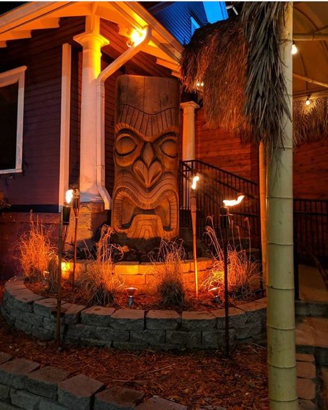 Tiki Garden Ideas Backyards, Tiki Lights Backyards, Tiki Porch Ideas, Tiki Garden Ideas, Tiki Halloween, Hawaiian Bar, Tiki Bars Diy, Tikki Bar, Tiki Theme