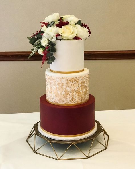 Indian Style Wedding Cake, Burgundy Wedding Cake, Burgundy and Gold Cake, Wedding Cake Burgundy Gold, Wedding Cake Gold Leaf, Wedding Cakes Maroon, Wedding Cake Designs Elegant, Gold And Burgundy Wedding, Burgundy Wedding Theme, Brother Wedding, Quince Cake, Burgundy Wedding Cake