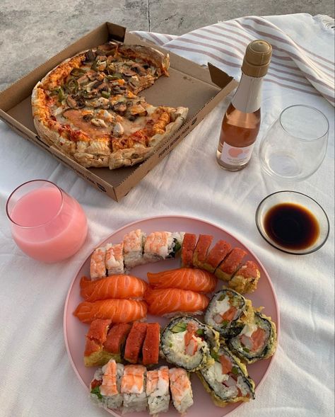 Sushi Picnic, Sushi Date, Dinner Aesthetic, Nice Food, Trending Ideas, Picnic Date, 22nd Birthday, Pretty Food, Aesthetic Food