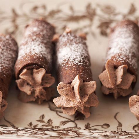 This Italian dessert is kicked up a notch with chocolate shells and filling. Save time by using store-bought shells and make the cannoli filling from scratch. Then drizzle with warm, melted chocolate for a great dessert! Chocolate Cannoli, Easy Party Desserts, Ricotta Cheese Recipes, Cannoli Filling, Cannoli Recipe, Dessert Party, Easy To Make Desserts, Chocolate Shells, Easy Parties