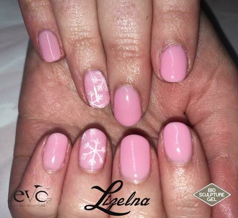 Pink Nails With White Snowflake, Pink Snowflake Nails Short, Pink Snowflake Nails, Tacky Nails, Art Bio, Nails With White, Pale Pink Nails, Snowman Nails, Snowflake Nail