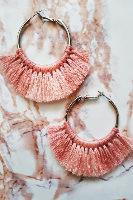 Tassle Earrings Diy, Diy Thread Earrings, Opal Crown, Diy Macrame Earrings, Diy Tassel Earrings, Crown Diy, Earrings Tassel, Bracelets Tutorial, Diy Ombre