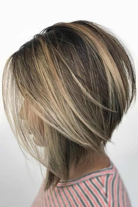 Straight Stacked Medium Bob #featheredhair #featheredhaircuts #haircuts #mediumhair #bobhaircut Latest Bob Hairstyles, Bob Hair Color, Medium Hair Color, Color Balayage, Creative Hair Color, Balayage Blonde, Popular Haircuts, Creative Hairstyles, Feathered Hairstyles