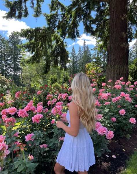 Flower Farm Pose Ideas, Cute Flower Pictures Instagram, Flower Inspo Pics, Flower Bush Photoshoot, Garden Insta Pics, Insta Photo Ideas With Flowers, Cute Spring Pictures, Outside Pic Ideas, Cute Flower Field Pictures