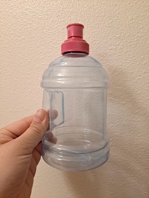 Clear blue, pink cap Early 2000s Summer Nostalgia, 2000s Kids Remember This, 2000s Crunchy Childhood, 80s Water Bottle, Summer Nostalgia Aesthetic Childhood, 2000s Childhood Memories, Pink Cap, Kids Memories, Kids Water Bottle