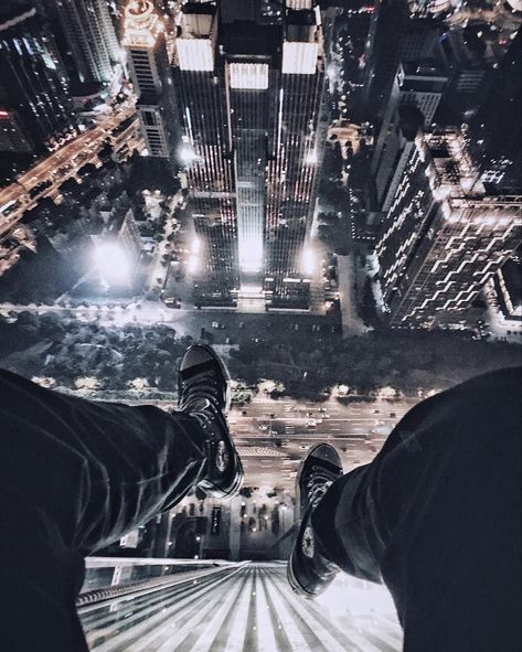 Sitting On Top Of Building, Money On My Mind, Dark Art Illustrations, Pretty Photos, Rooftops, Parkour, Night Aesthetic, Pose Reference Photo, City Aesthetic