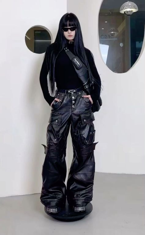 Future Minimalism Fashion, Dark Cyberpunk Outfit, Cyberpunk Outfit Futuristic, Dark Futuristic Fashion, Cyberpunk Fits, Cyberpunk Outfit Aesthetic, Metal Concert Outfit Ideas, Cyberpunk Outfit Women, Cyberpunk Aesthetic Outfit