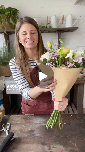 Butcher Paper Flower Wrap, How To Wrap A Floral Bouquet In Paper, Simple Bouquet Arrangement, Paper Wrapping Bouquet, How To Wrap Fresh Flowers Bouquets, Craft Paper Bouquet Wrap, Wrapping Flowers In Paper Tutorials, Butcher Paper Flowers, How To Arrange A Bouquet Of Flowers