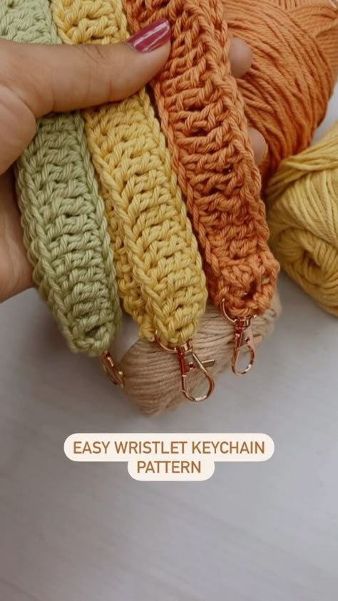 Crochet Lanyard, Crochet Projects To Sell, Wristlet Patterns, Small Crochet Gifts, Tree Crochet, Crochet Keychains, Bracelet Crochet, Crochet Flowers Easy, Half Double Crochet Stitch