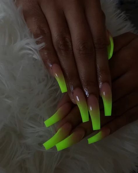 757 Nails by Dime💅🏽 on Instagram: “oh she BRIGHT BRIGHT ✨ • • • • #clawsup #757nailtech #nailsofinstagram #odunails #nailsbydime #nailsonfleek #nailsaddict #nailsnails…” Green Jelly Nails Acrylic, Neon Green Ombre Acrylic Nails, Neon Baddie Nails, Neon Ombre Acrylic Nails, Neon Long Nails, Hot Pink And Green Nails, Neon Green Nail Designs, Fire Nail Art, Lime Green Nails