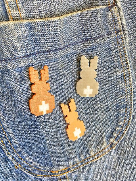 Perler Beads Bunny, Pixel Jewelry, Mini Perler Beads, Mini Hama Beads, Melty Bead Designs, Melt Beads Patterns, Hamma Beads Ideas, Easy Perler Bead Patterns, Perler Creations