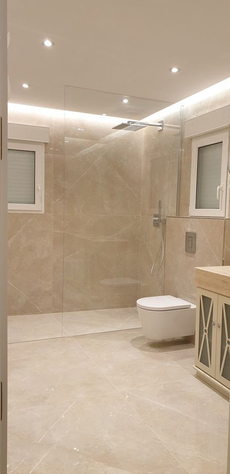 Modern beige Bathroom Bathroom Design Beige Tiles, Big Tiled Shower Ideas, Bathroom Ideas Sand Color, Light Toilet Room, Bathroom Ideas Cream Tiles, Bathroom Sand Color Tiles, Sandy Tiles Bathroom, Sand Colored Tile Bathroom, Cream Stone Bathroom