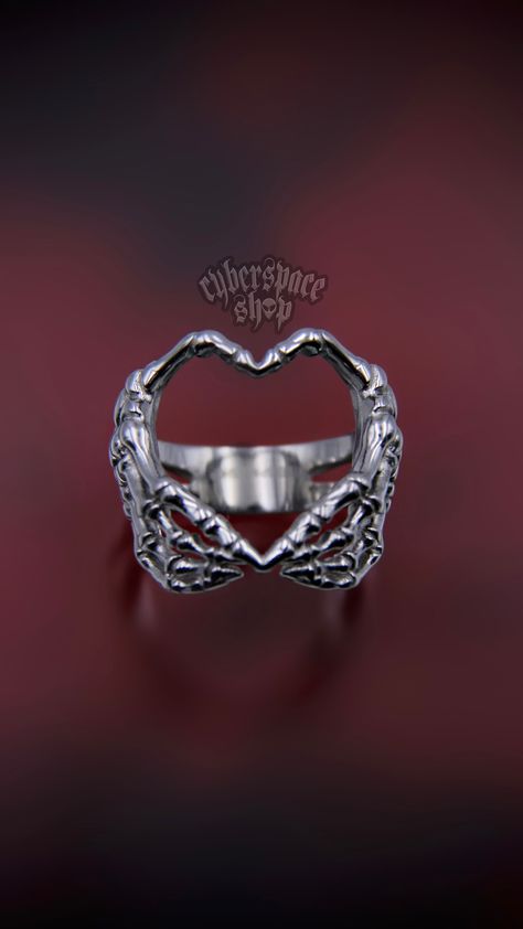 Skeleton Heart Ring ⛓ 100% solid 316L stainless steel 💦 Waterproof 🚫 NO green skin. NO tarnish. NO rust 🖐 Sizes 5-11 available Alt Rings Aesthetic, Alt Rings, Gothic Accessories Jewellery, Afro Jewelry, Skeleton Jewelry, Bike Jewelry, Skeleton Ring, Skeleton Heart, Cool Ring