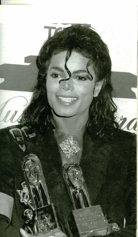 Michael Jackson Story, Train Music, Soul Train Awards, Michael Jackson Bad Era, Hee Man, Single Pic, Photos Of Michael Jackson, Michael Jackson Smile, Soul Train