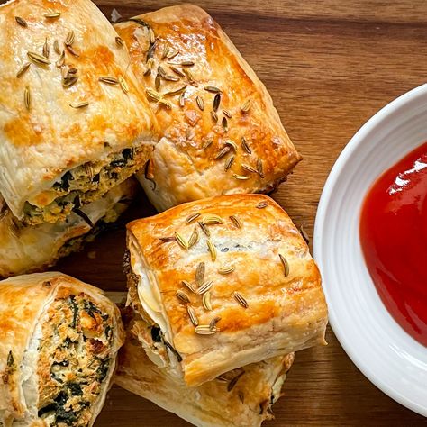 Chicken Sandwich Filling, Feta Rolls, Spicy Tomato Chutney, Housewife Recipes, Tea Picnic, Savoury Pastry, Spinach Puff Pastry, Spinach Rolls, Light Lunches