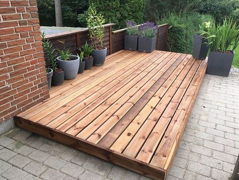 Small cedar wood deck Freestanding Deck, Deck Stain Colors, Building A Floating Deck, Deck Landscaping, Platform Deck, Cedar Deck, Floating Deck, Staining Deck, Small Deck