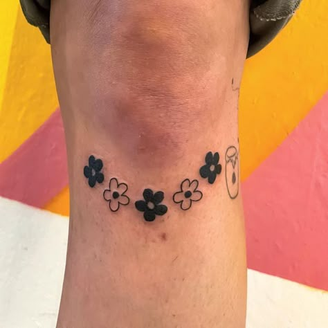 Tattoo Ideas Geometric, Over The Knee Tattoo, Knee Tattoo Ideas, Cottagecore Tattoo, Above Elbow Tattoo, Calf Tattoos For Women, Simple Leg Tattoos, The Knee Tattoo, Noir Tattoo