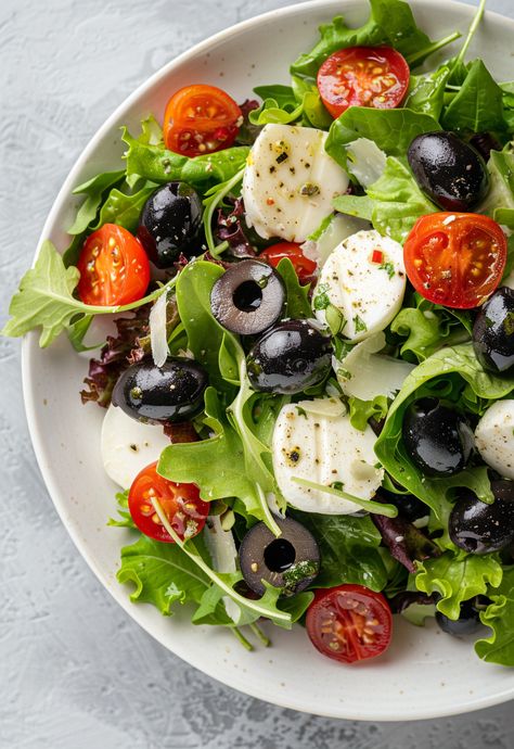 Make a simple yet tasty Greek Salad with this quick and easy recipe. Great for any occasion! Simple Greek Salad, Salad Caprese, Salad Coleslaw, Greek Salad Recipe, Salad Quinoa, Plats Healthy, Pasti Sani, Greek Salad Recipes, Salad Pasta