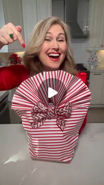 Jennifer Valentyne on Instagram: "Jenn’s Easy Gift Wrapping 🎁 #holidaycountdown #howto" Easy Gift Bows Diy, Jennifer Valentyne, Make A Gift Bag, Toast Speech, Xmas Appetizers, Wrapping Hacks, Wrapping Tips, How To Make A Gift Bag, Jewellery Cleaner