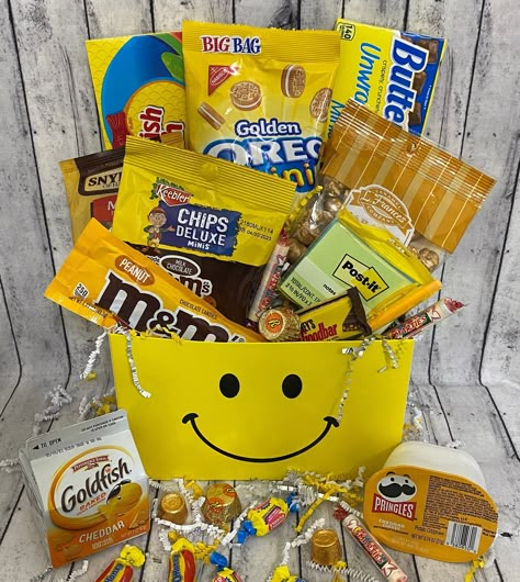 Sending You Sunshine and Smiles!~ This great little box is packed full of Cheer! Brighten someone's day with this happy sunny gift! * Items come inside the smile box as shown* Tons of snacks from Large to Small ~ Sweet and Savory! **Fun Post It Notes with A pen~ You Choose the color pen! ** A wonderful way to say I'm Thinking of you, Happy Birthday and Get Well. Makes a great Care Package for College Students, New Moms and Corporate Appreciation Gifts. *Items will be beautifully layered in box a Color Party Basket Ideas Yellow, Hospital Snack Basket Ideas, Thinking Of You Care Package, Cheer Up Care Package, Thinking Of You Basket Gift Ideas, Thinking Of You Gift Ideas, Thinking Of You Gifts Care Packages, Gifts To Cheer Someone Up, Mens Care Package Ideas