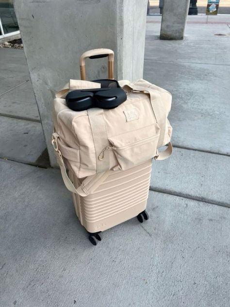 Beis Luggage Aesthetic, Beis Suitcase, Duffel Bag Aesthetic, Travel Bag Aesthetic, Muebles Aesthetic, Beis Luggage, Small Gym Bag, Best Carry On Bag, Workout Bag