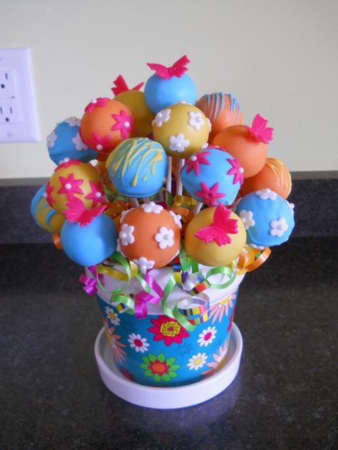 Love this idea for a little girls birthday :) Instead of flower centerpieces - cakepop flower bouquets! Fab idea for garden theme party Cake Pop Bouquet, Pop Cupcakes, Cupcakes Decorados, Cookie Pops, Cake Balls, Cake Pop, Cakepops, Creative Cakes, Cute Cakes