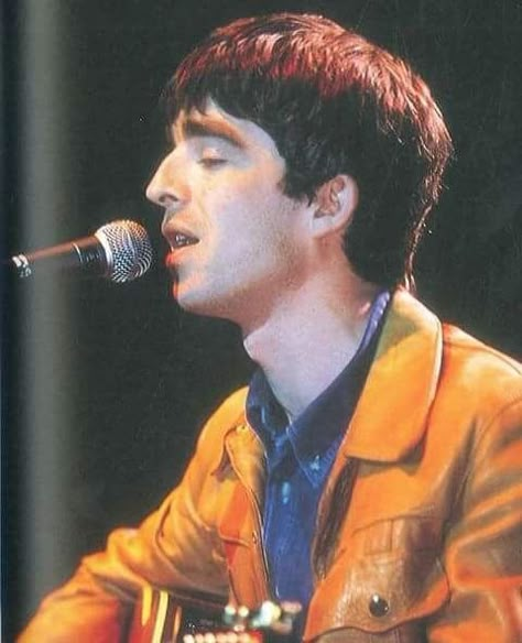 Noel Gallagher Wallpaper, Noel Gallagher 90s, Noel Gallagher Young, Classic Rock Aesthetic, Emma Falls In Love, Oasis Album, Oasis Music, 00s Music, David Gallagher