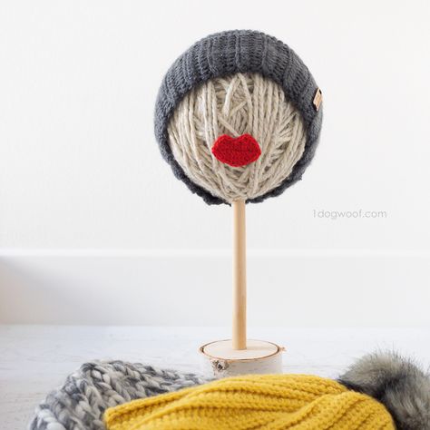 Crochet Hat Display Ideas, Diy Hat Stand, Craft Market Stall Ideas, Crochet Booth, Craft Stand, Ball Craft, Spindle Crafts, Knitting Business, Craft Fair Booth Display