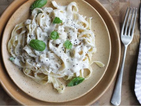 This is a very creamy guilt free sauce. Tofu Alfredo Sauce, Tofu Alfredo, Recipes Tofu, Alfredo Sauce Recipe Homemade, Vegan Alfredo, Alfredo Sauce Recipe, Silken Tofu, Vegan Sauces, Tofu Recipes