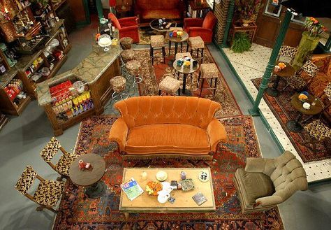 Using never before seen photos Steve Gidlow invites us to take a trip through #CentralPerk and get acquainted with the many fine details that made it the perfect hangout for our “#Friends” and many of their guest stars. | #CourteneyCox #DavidSchwimmer #MattLeBlanc #MatthewPerry #LisaKudrow #JenniferAniston #FriendsOfFriends #Friends25 #FriendsTVShow #FriendsTV #FriendsForever #FriendsAnniversary #OnTheVillage #TvVideoDownload #MediaVillage #SteveGidlow #CentralPerk #Gunther #IsabellaRossellini Friends Central Perk Coffee, Arte Ganesha, Friends Cafe, Bar Deco, Friends Apartment, Friends Cast, Friends Central Perk, Central Perk, Coffee Shop Decor