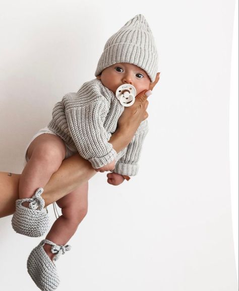 Pregnancy Monthly Photo Ideas, Aesthetic Newborn Pictures, Baby Boy Newborn Photoshoot, Newborn Photo Aesthetic, 1 Month Baby Photoshoot, Baby Boy 1 Month Photo Ideas, Baby Boy Mom Aesthetic, Baby Boy Asthetics Photos, Baby Boy Asthetics