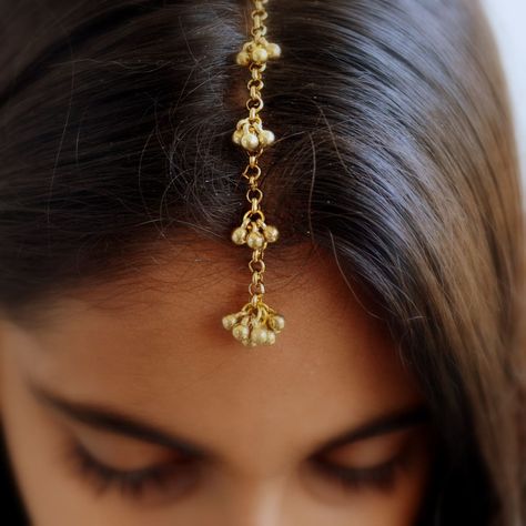 Gold Maang Tikka and small Jhumki Earrings Set for girls Traditional Matha Patti — Discovered Small Indian Earrings, Indian Traditional Accessories, India Jewelry Traditional, Indian Jwellary Aesthetic, Minimal Indian Jewellery, Small Mangtika, Indian Wedding Simple, Indian Jewelry Simple, Small Jhumki Earrings