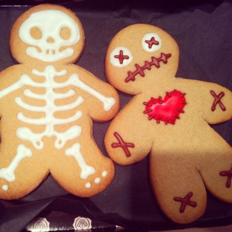 Headless Gingerbread Man, Bakery Christmas Tree, Business Ideas Food, Gingerdead Man, Gingerbread Man Ideas, Bakery Business Ideas, Spooky Cookies, Cookie Decoration Ideas, Halloween Lunch